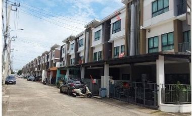 Casa adosada en venta de 3 habitaciones en Don Mueang, Bangkok