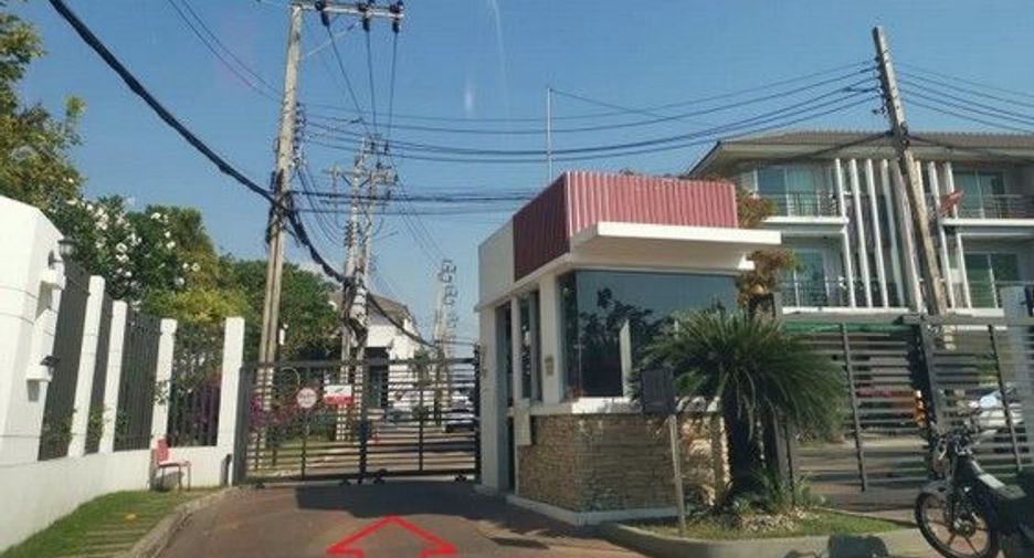 For sale 3 bedrooms townhouse in Bang Khun Thian, Bangkok