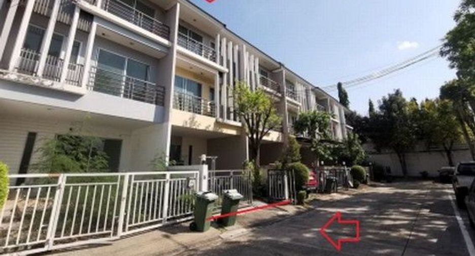 For sale 3 bedrooms townhouse in Bang Khun Thian, Bangkok