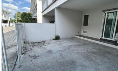 À vendre 3 chambres maison de ville à Bang Khae, Bangkok