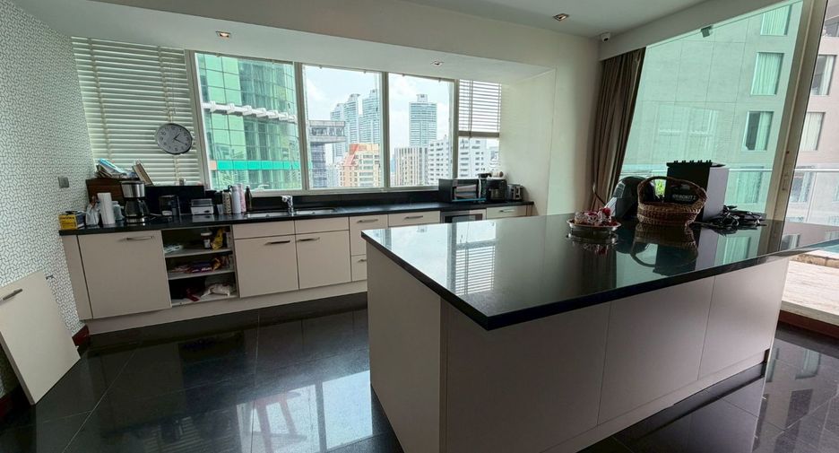 For rent 4 ベッドルーム condo in Khlong Toei, Bangkok