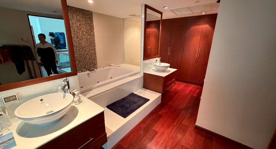 For rent 4 ベッドルーム condo in Khlong Toei, Bangkok