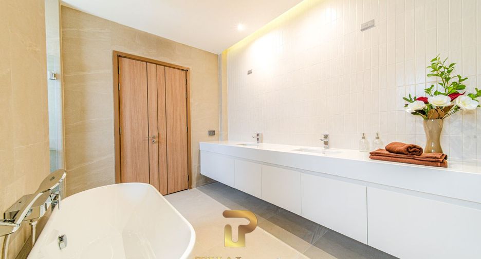 For sale 4 bedrooms house in East Pattaya, Pattaya