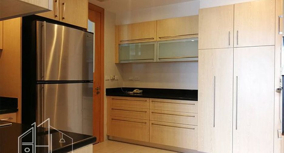 Condo en alquiler de 3 habitaciones en Khlong Toei, Bangkok