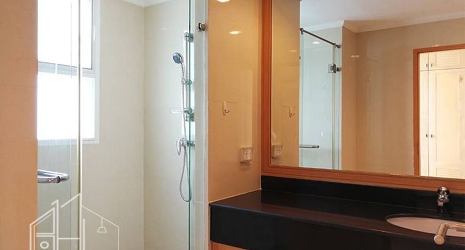 Condo en alquiler de 3 habitaciones en Khlong Toei, Bangkok