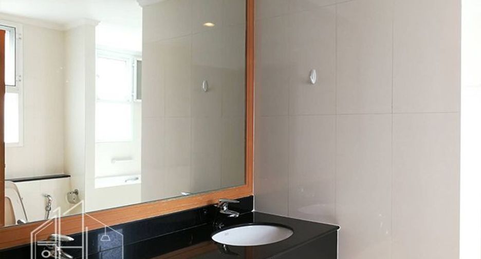 Condo en alquiler de 3 habitaciones en Khlong Toei, Bangkok