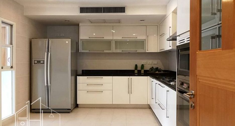 Condo en alquiler de 3 habitaciones en Khlong Toei, Bangkok