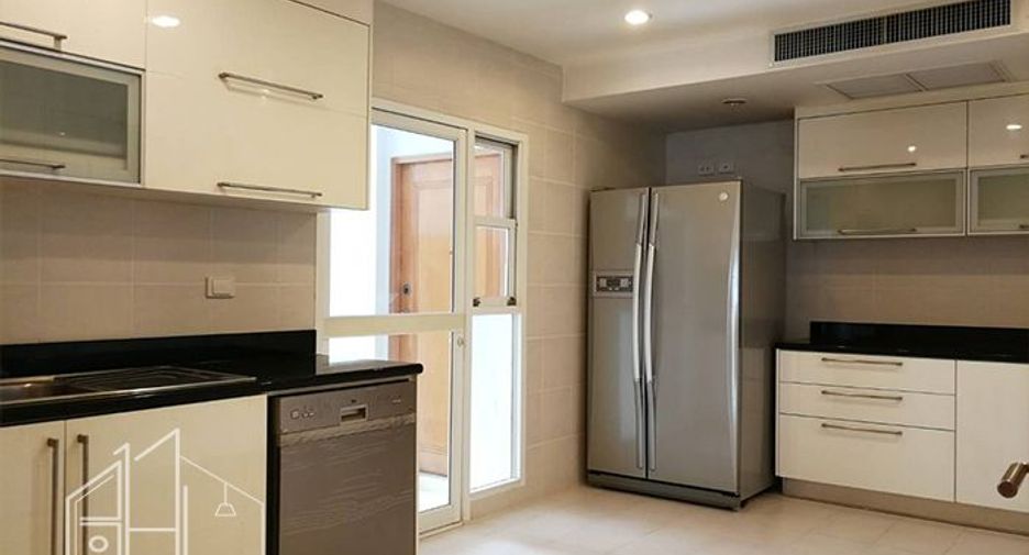 Condo en alquiler de 3 habitaciones en Khlong Toei, Bangkok