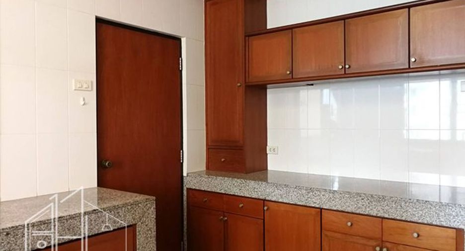 For rent 2 bedrooms apartment in Watthana, Bangkok
