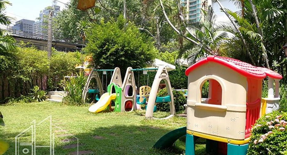For rent 3 bedrooms apartment in Watthana, Bangkok