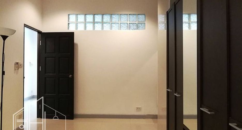 For rent 3 bedrooms apartment in Watthana, Bangkok