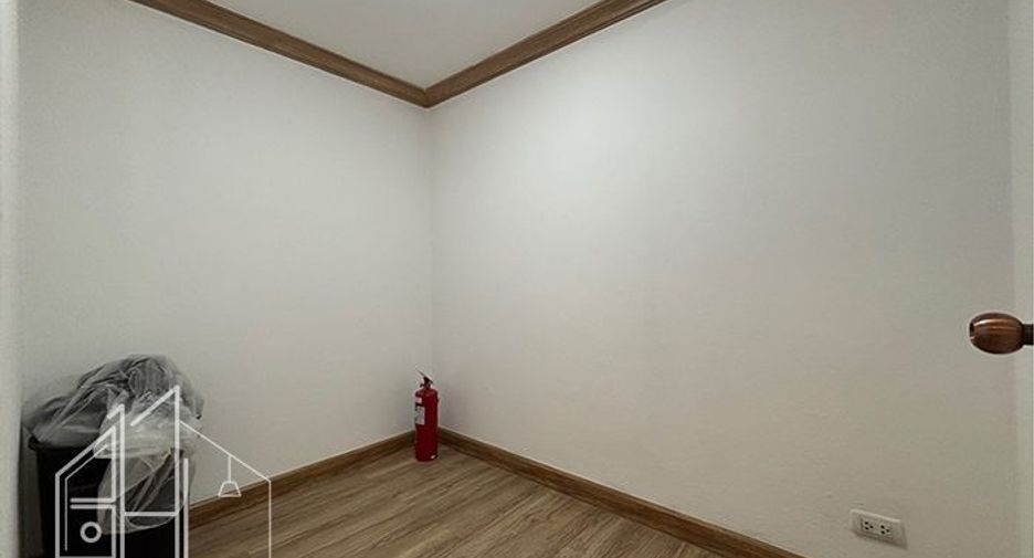 Аренда 5 спальни кондо в Щаттхана, Бангкок