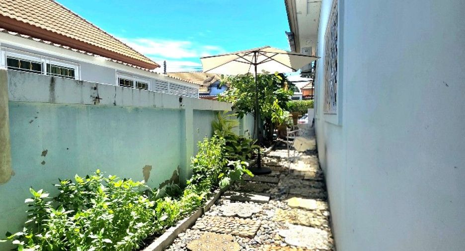 出售 2 卧室 联排别墅 在 Si Racha, Chon Buri