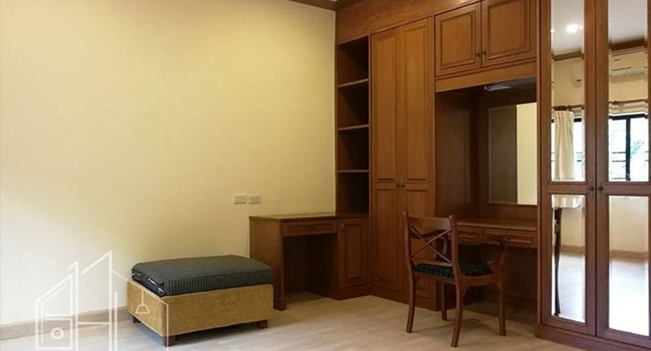 Condo en alquiler de 3 habitaciones en Watthana, Bangkok