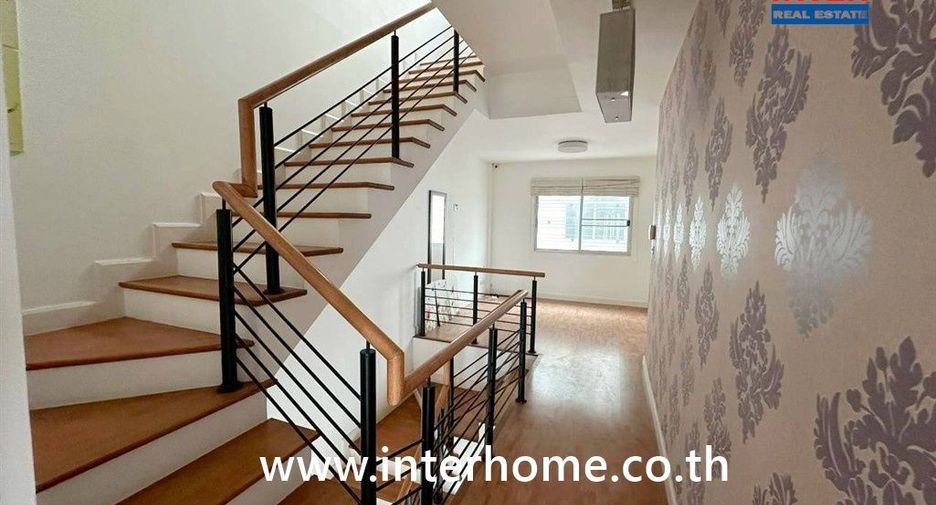 À vendre 4 chambres maison de ville à Khan Na Yao, Bangkok