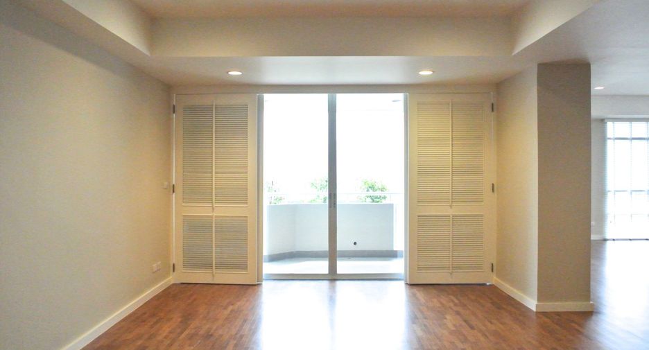 For rent 3 bedrooms condo in Watthana, Bangkok