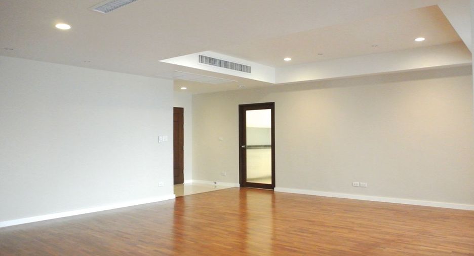 For rent 3 bedrooms condo in Watthana, Bangkok