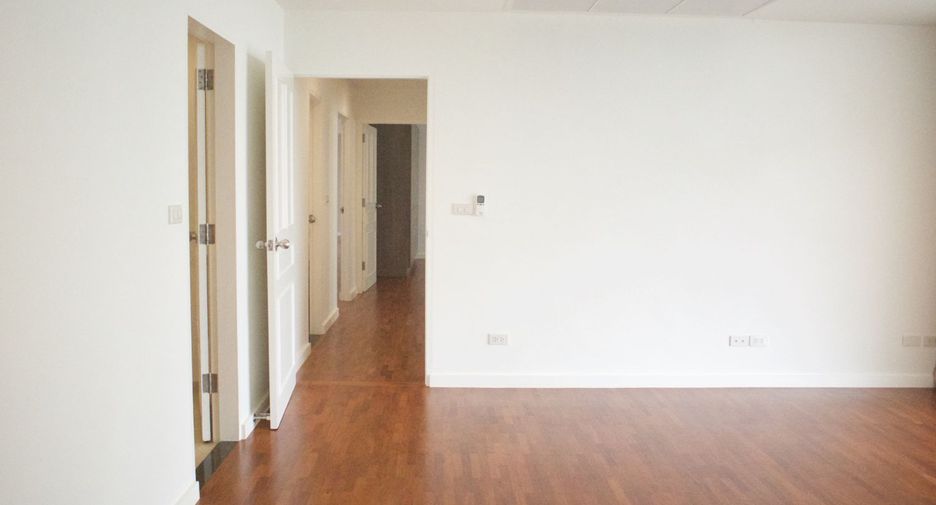 For rent 3 bedrooms condo in Watthana, Bangkok