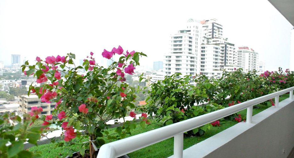 For rent 3 bedrooms condo in Watthana, Bangkok