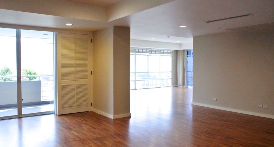 For rent 3 bedrooms condo in Watthana, Bangkok