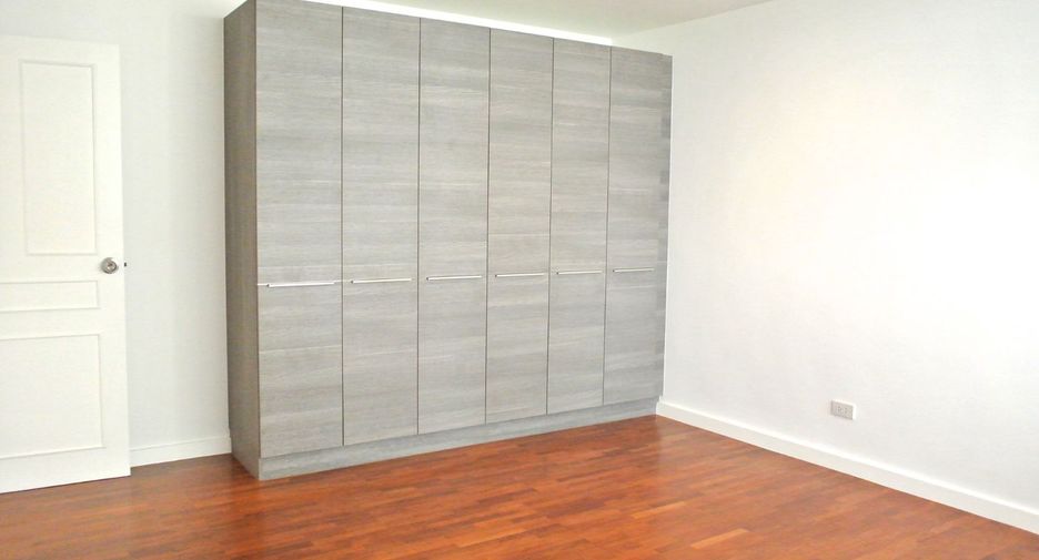 For rent 3 bedrooms condo in Watthana, Bangkok