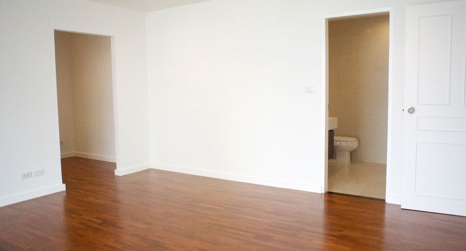 For rent 3 bedrooms condo in Watthana, Bangkok