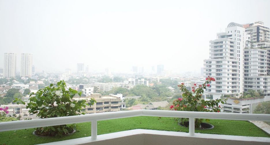 For rent 3 bedrooms condo in Watthana, Bangkok