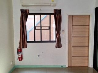 Reihenhaus zum Kauf mit 4 Zimmer in Saphan Sung, Bangkok