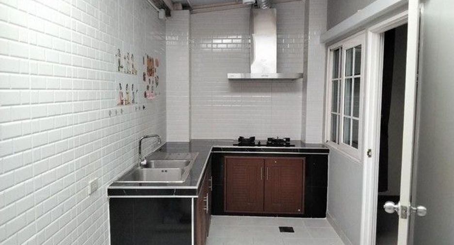 For sale 4 bedrooms townhouse in Prawet, Bangkok