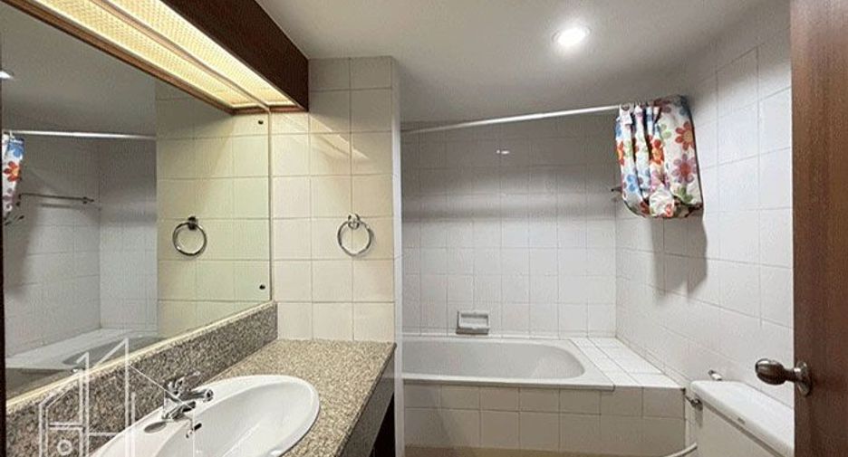 For rent 2 bedrooms condo in Khlong Toei, Bangkok