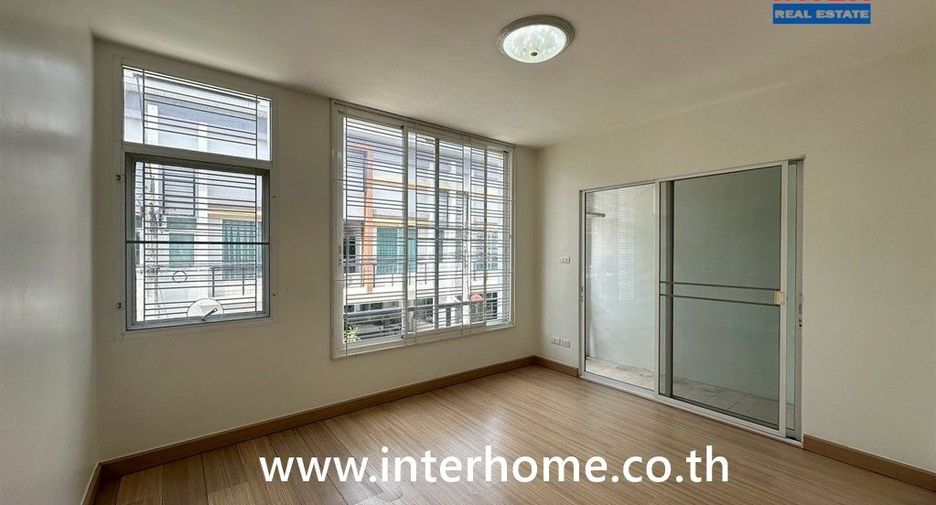 Reihenhaus zum Kauf mit 3 Zimmer in Khlong Sam Wa, Bangkok