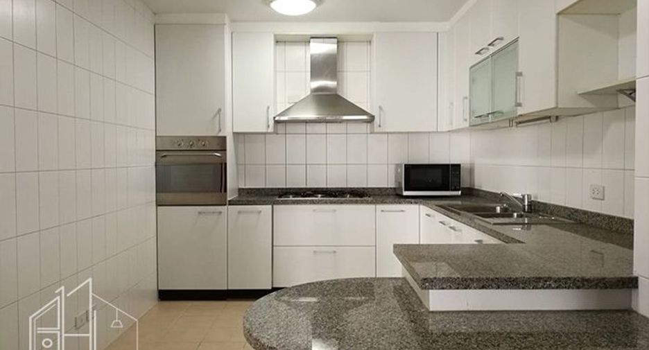 For rent 3 bedrooms apartment in Khlong Toei, Bangkok