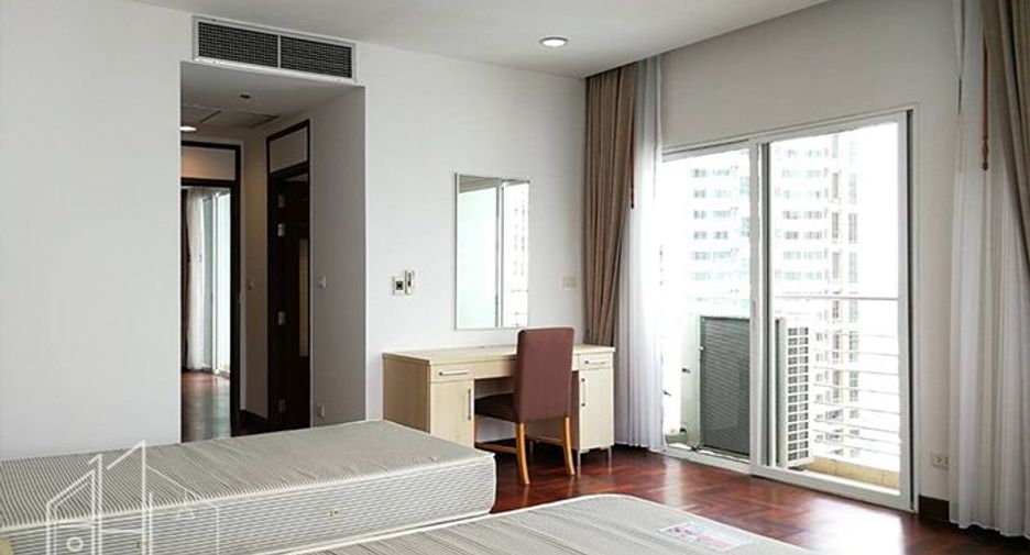 For rent 3 bedrooms apartment in Khlong Toei, Bangkok