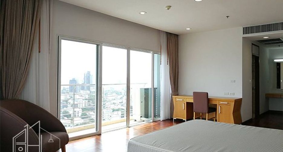 For rent 3 bedrooms apartment in Khlong Toei, Bangkok
