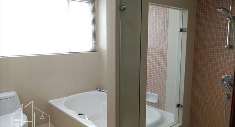 For rent 3 bedrooms apartment in Khlong Toei, Bangkok