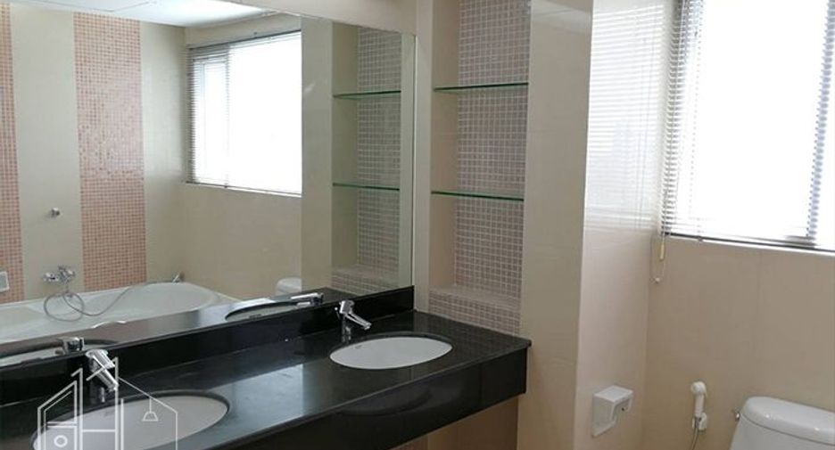 For rent 3 bedrooms apartment in Khlong Toei, Bangkok