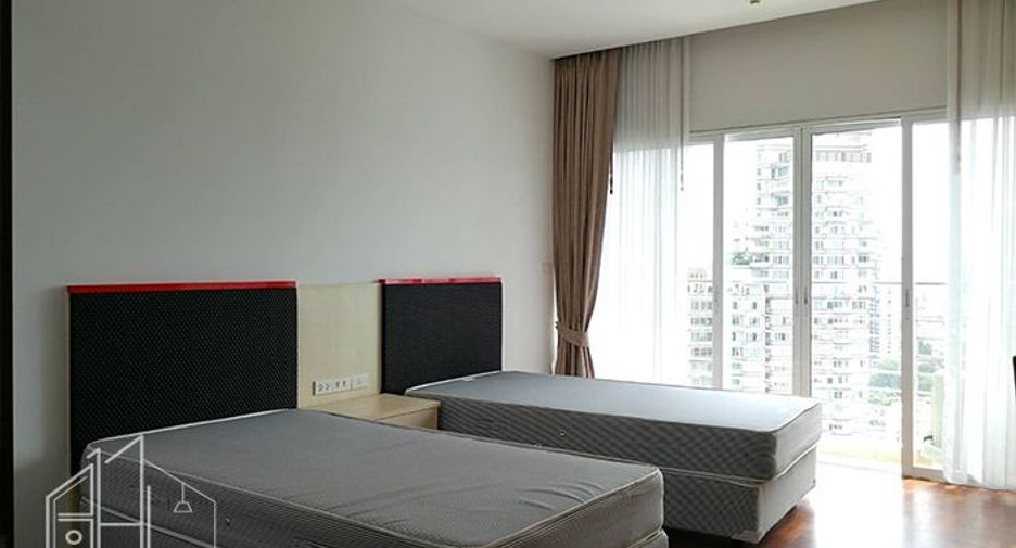 For rent 3 bedrooms apartment in Khlong Toei, Bangkok