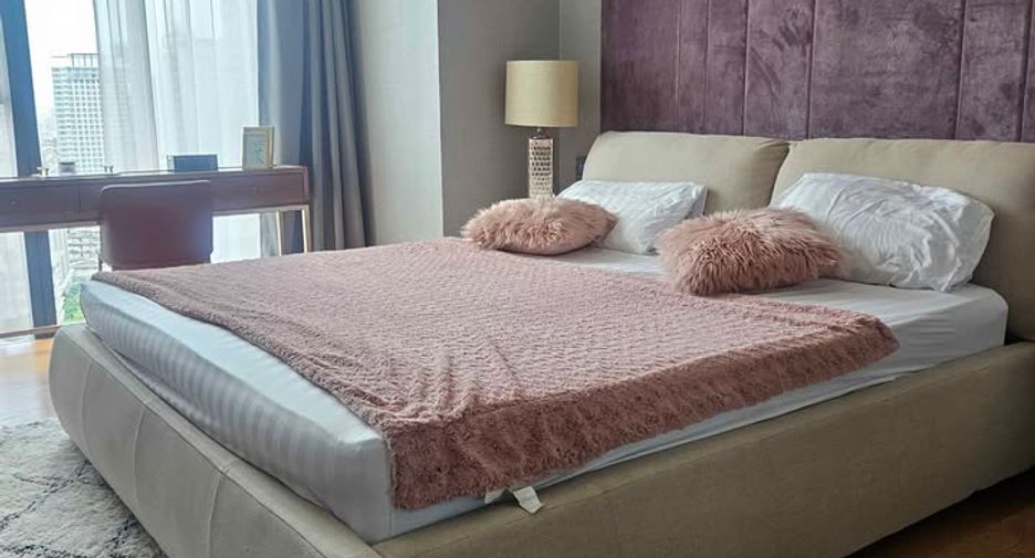 For rent 3 bedrooms condo in Khlong Toei, Bangkok
