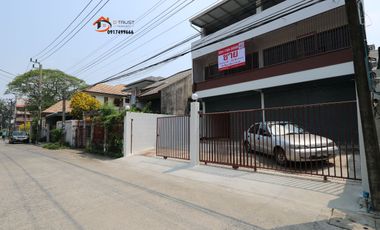 Haus zum Kauf mit 3 Zimmer in Phra Khanong, Bangkok