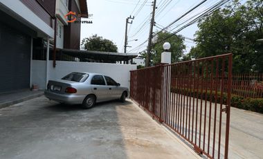 Haus zum Kauf mit 3 Zimmer in Phra Khanong, Bangkok