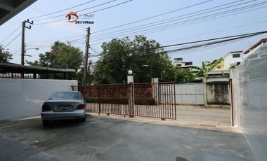 Haus zum Kauf mit 3 Zimmer in Phra Khanong, Bangkok