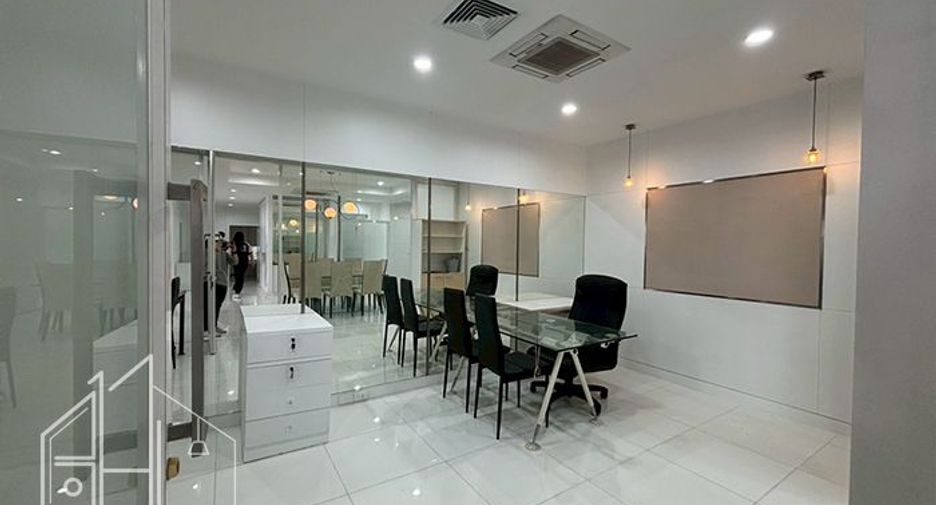 For rent 3 bedrooms condo in Watthana, Bangkok