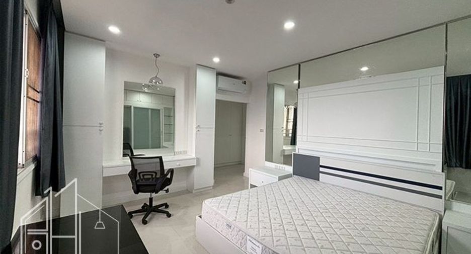 For rent 3 bedrooms condo in Watthana, Bangkok
