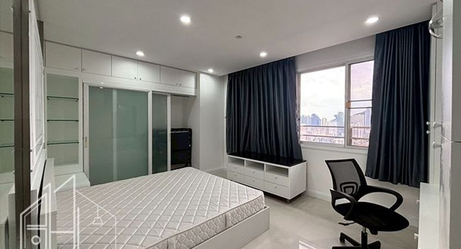 For rent 3 bedrooms condo in Watthana, Bangkok