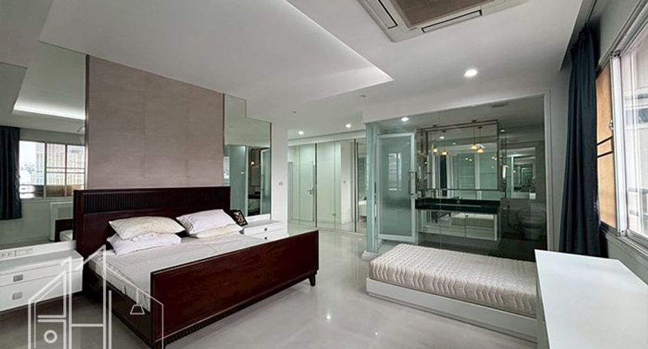 For rent 3 bedrooms condo in Watthana, Bangkok