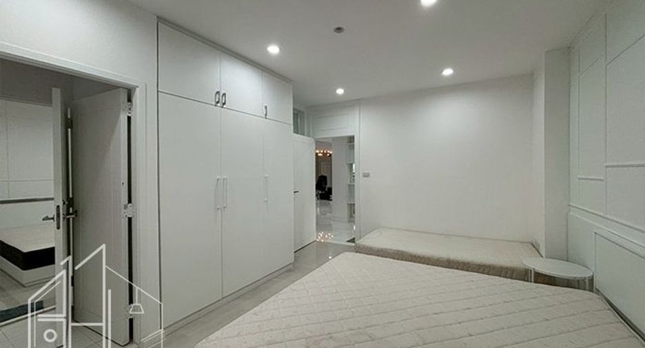 For rent 3 bedrooms condo in Watthana, Bangkok