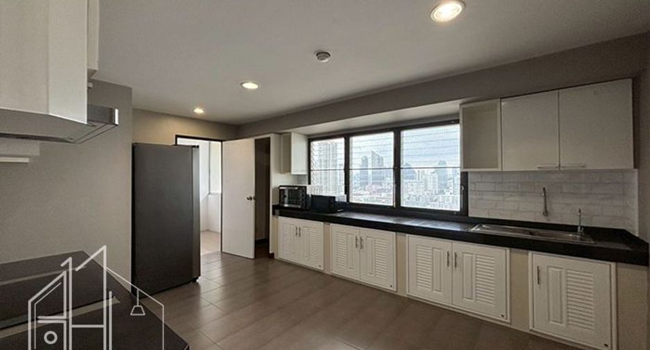 For rent 4 bedrooms condo in Watthana, Bangkok