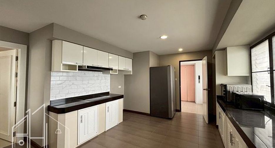 For rent 4 bedrooms condo in Watthana, Bangkok