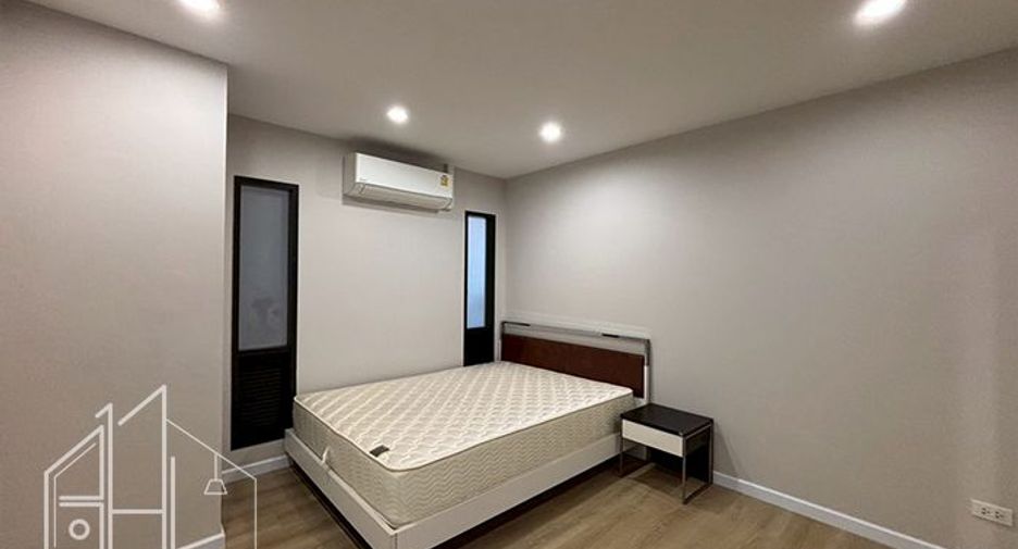 For rent 4 bedrooms condo in Watthana, Bangkok