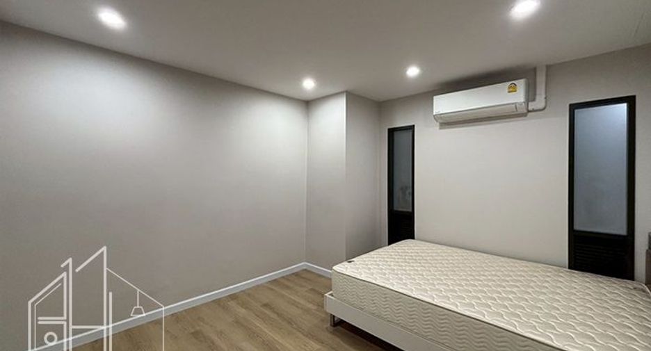 For rent 4 bedrooms condo in Watthana, Bangkok